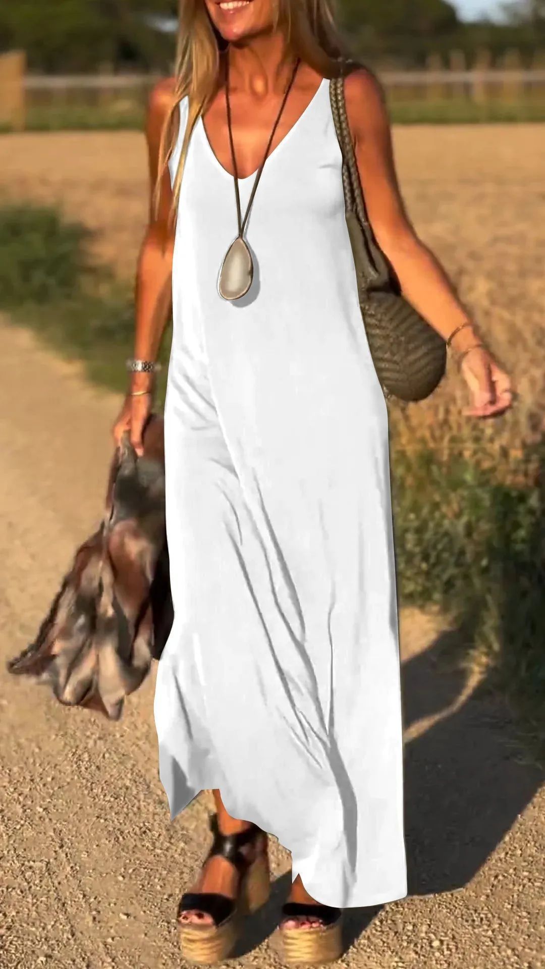 Robe Élégante à Bretelles – Style d’Été Parisien Chic